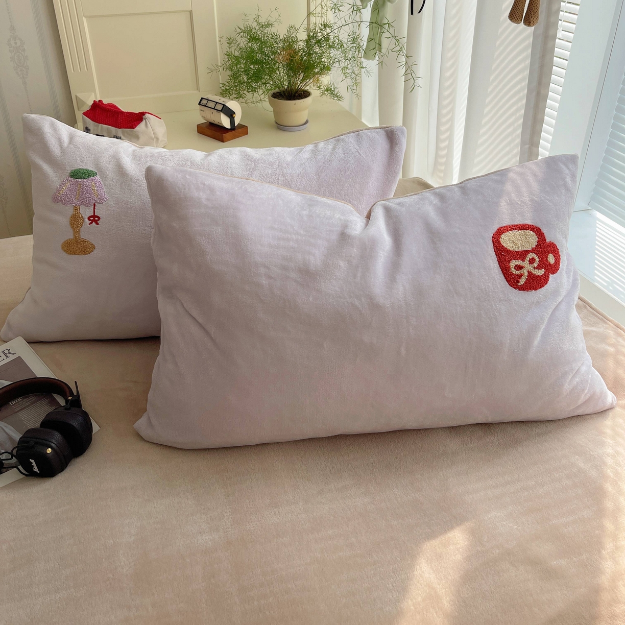 91家纺网 家纺一手货源 找家纺 顾里家纺 2025秋冬新款童趣毛巾绣印花牛奶绒四件套 台灯腊肠狗