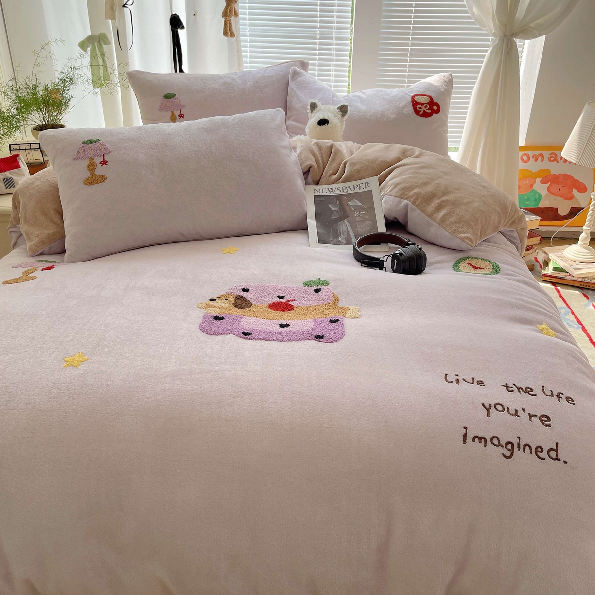 91家纺网 家纺一手货源 找家纺 顾里家纺 2025秋冬新款童趣毛巾绣印花牛奶绒四件套 台灯腊肠狗