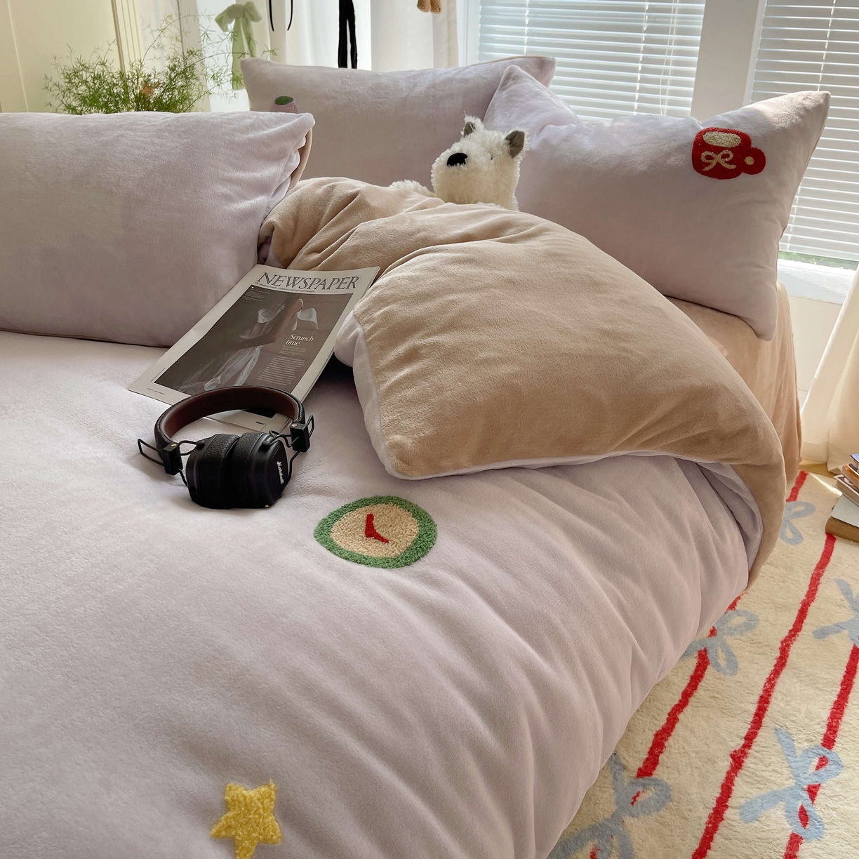 91家纺网 家纺一手货源 找家纺 顾里家纺 2025秋冬新款童趣毛巾绣印花牛奶绒四件套 台灯腊肠狗