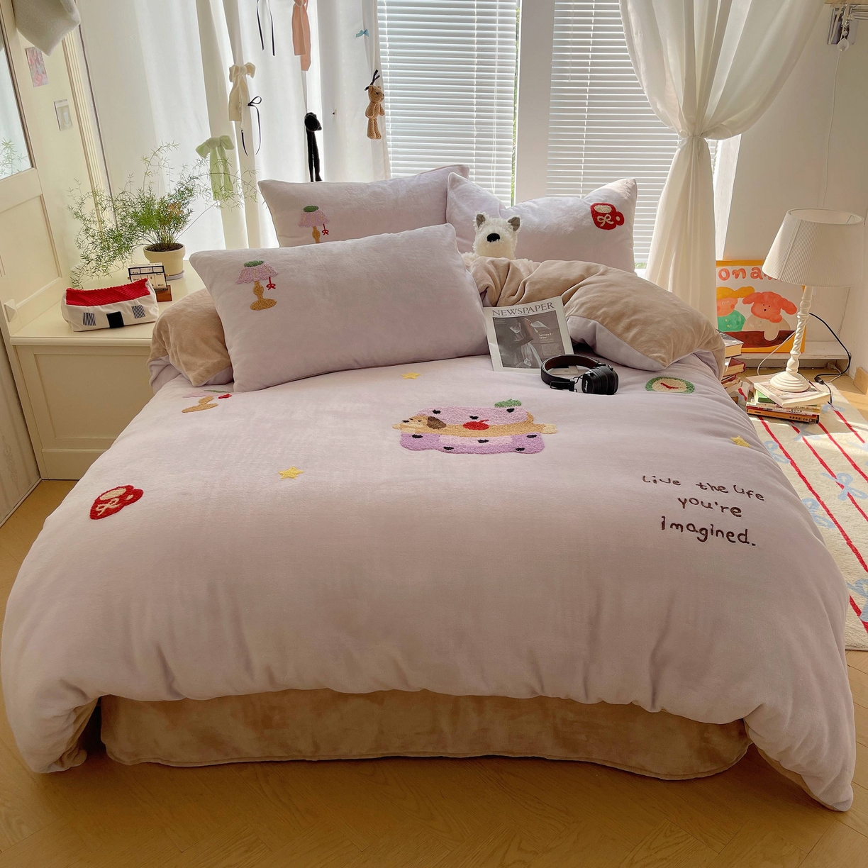 91家纺网 家纺一手货源 找家纺 顾里家纺 2025秋冬新款童趣毛巾绣印花牛奶绒四件套 台灯腊肠狗