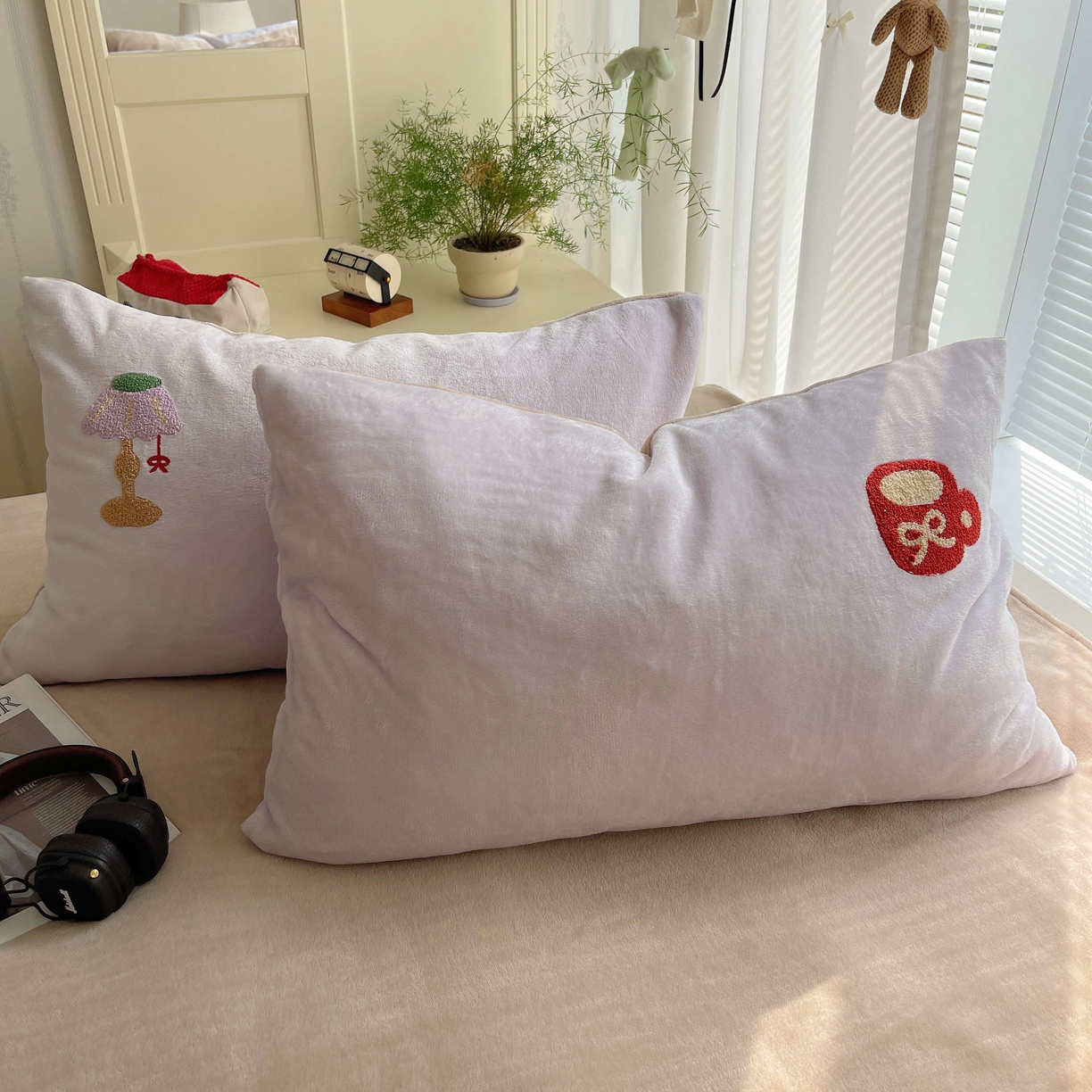 91家纺网 家纺一手货源 找家纺 顾里家纺 2025秋冬新款童趣毛巾绣印花牛奶绒四件套 台灯腊肠狗