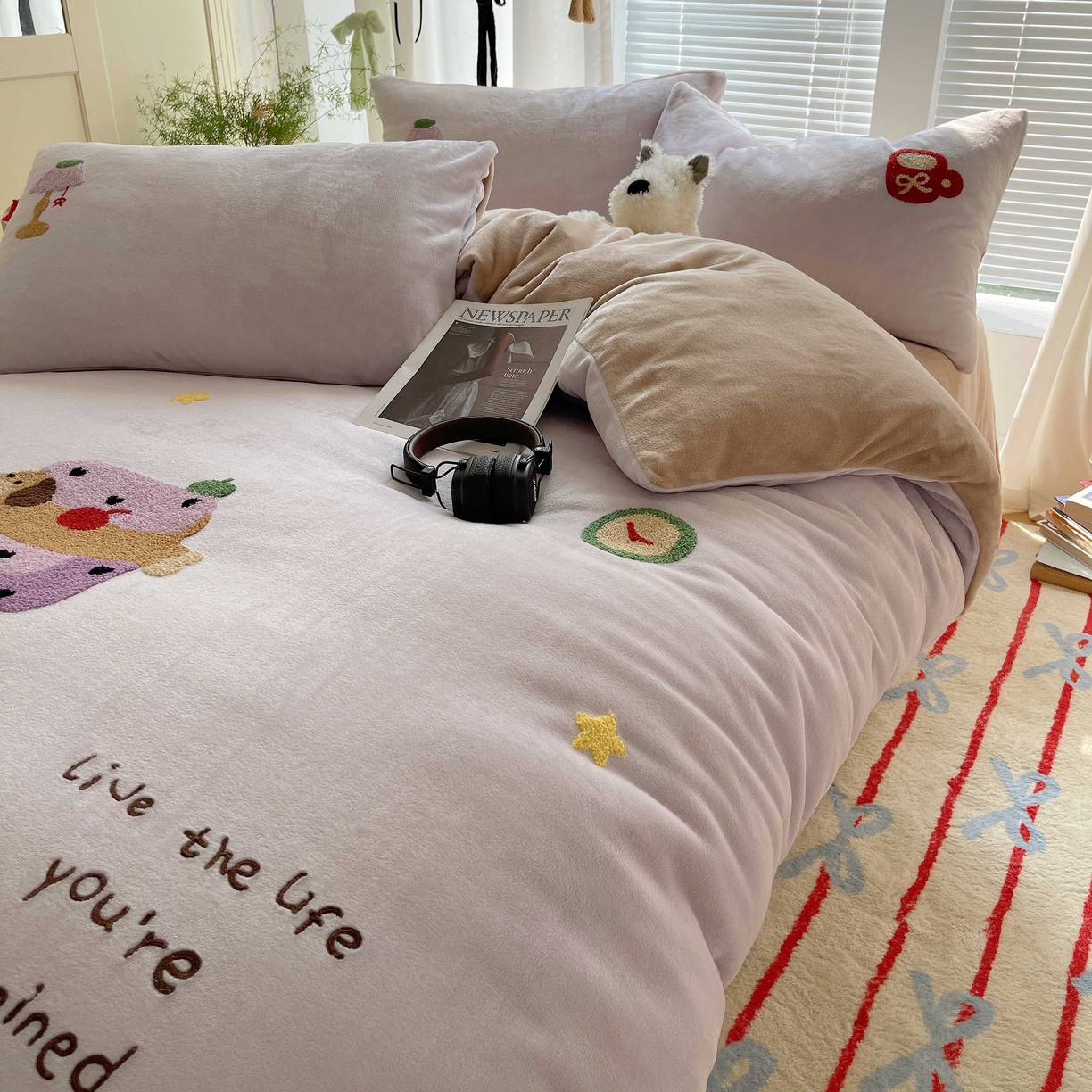 91家纺网 家纺一手货源 找家纺 顾里家纺 2025秋冬新款童趣毛巾绣印花牛奶绒四件套 台灯腊肠狗