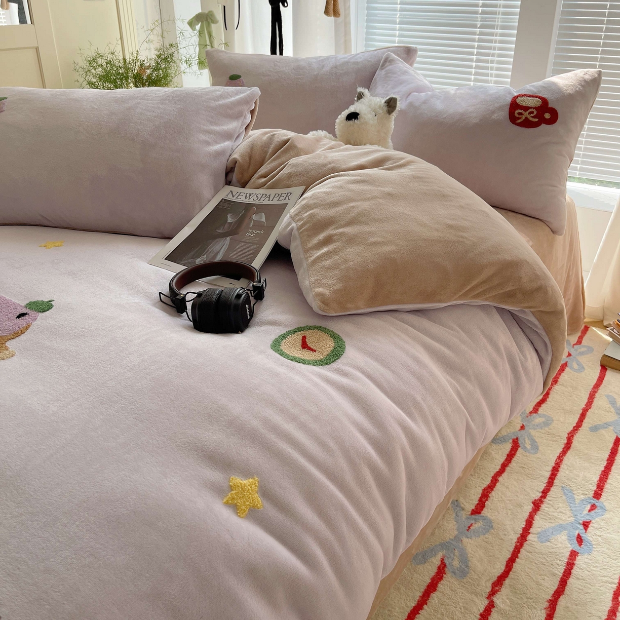 91家纺网 家纺一手货源 找家纺 顾里家纺 2025秋冬新款童趣毛巾绣印花牛奶绒四件套 台灯腊肠狗