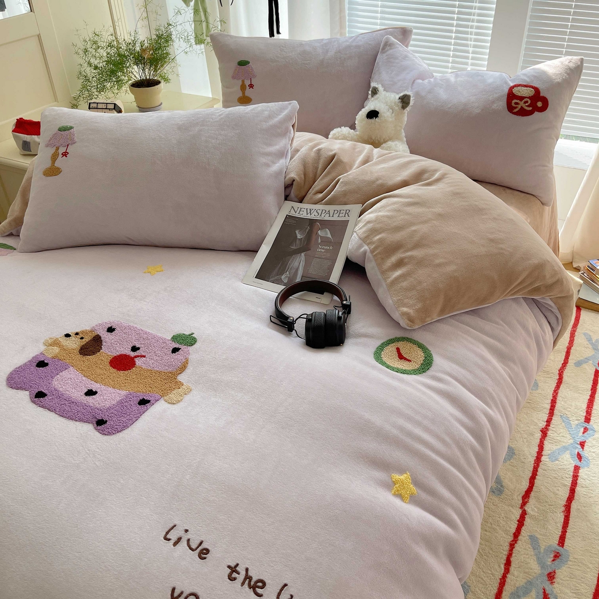 91家纺网 家纺一手货源 找家纺 顾里家纺 2025秋冬新款童趣毛巾绣印花牛奶绒四件套 台灯腊肠狗