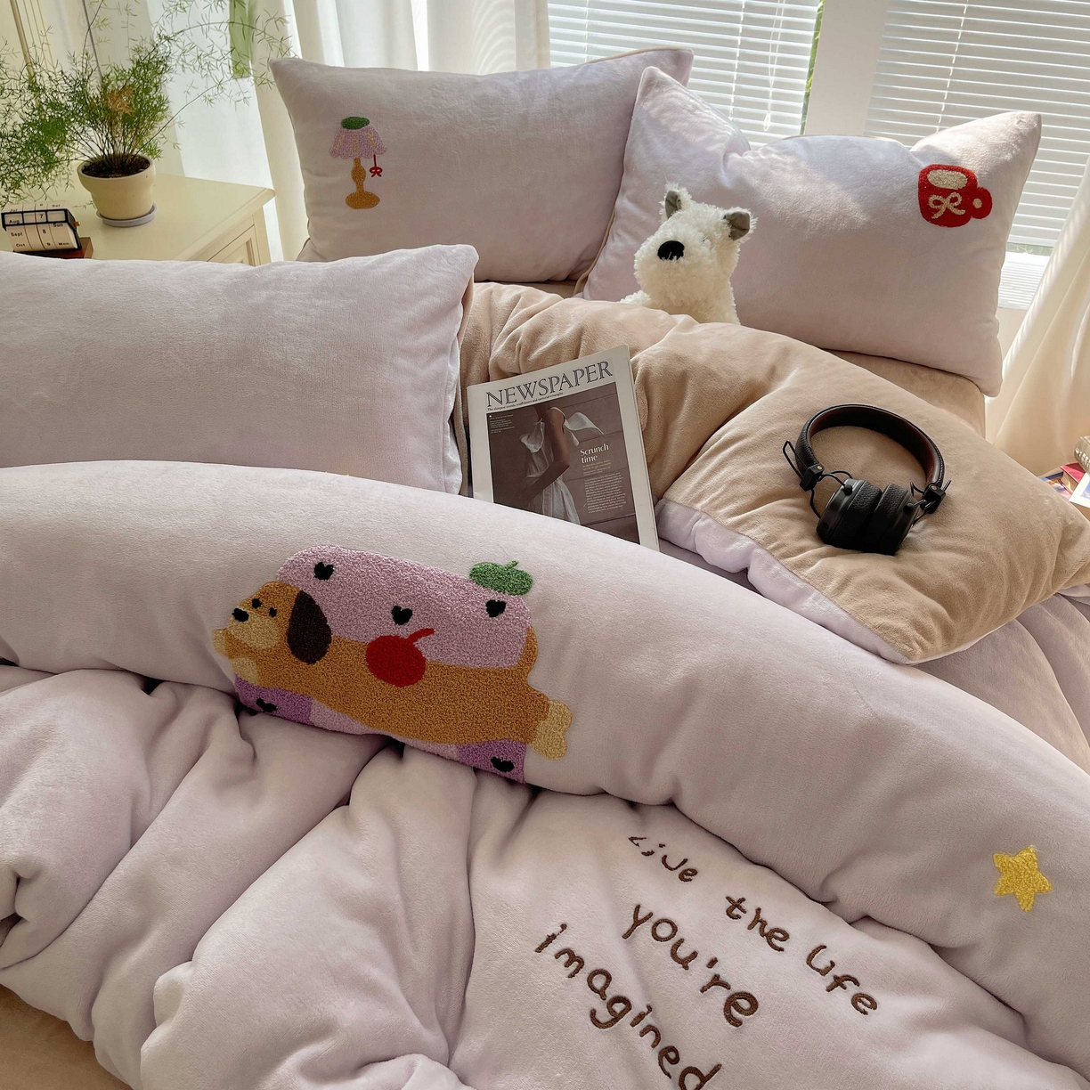 91家纺网 家纺一手货源 找家纺 顾里家纺 2025秋冬新款童趣毛巾绣印花牛奶绒四件套 台灯腊肠狗