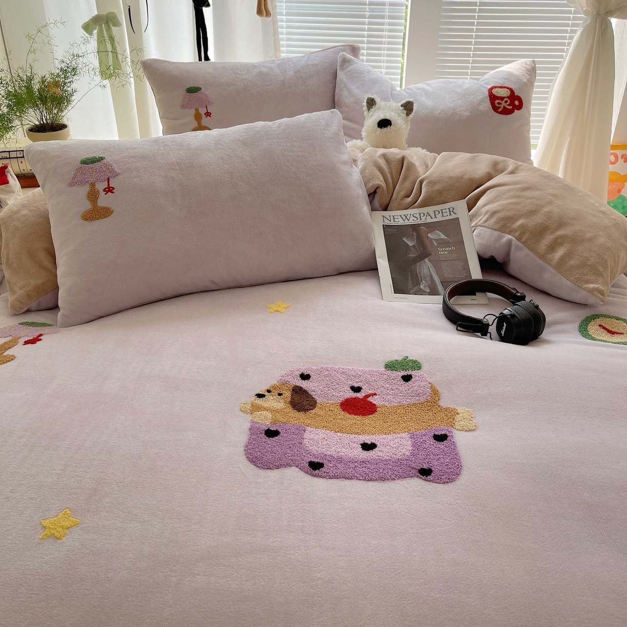 91家纺网 家纺一手货源 找家纺 顾里家纺 2025秋冬新款童趣毛巾绣印花牛奶绒四件套 台灯腊肠狗