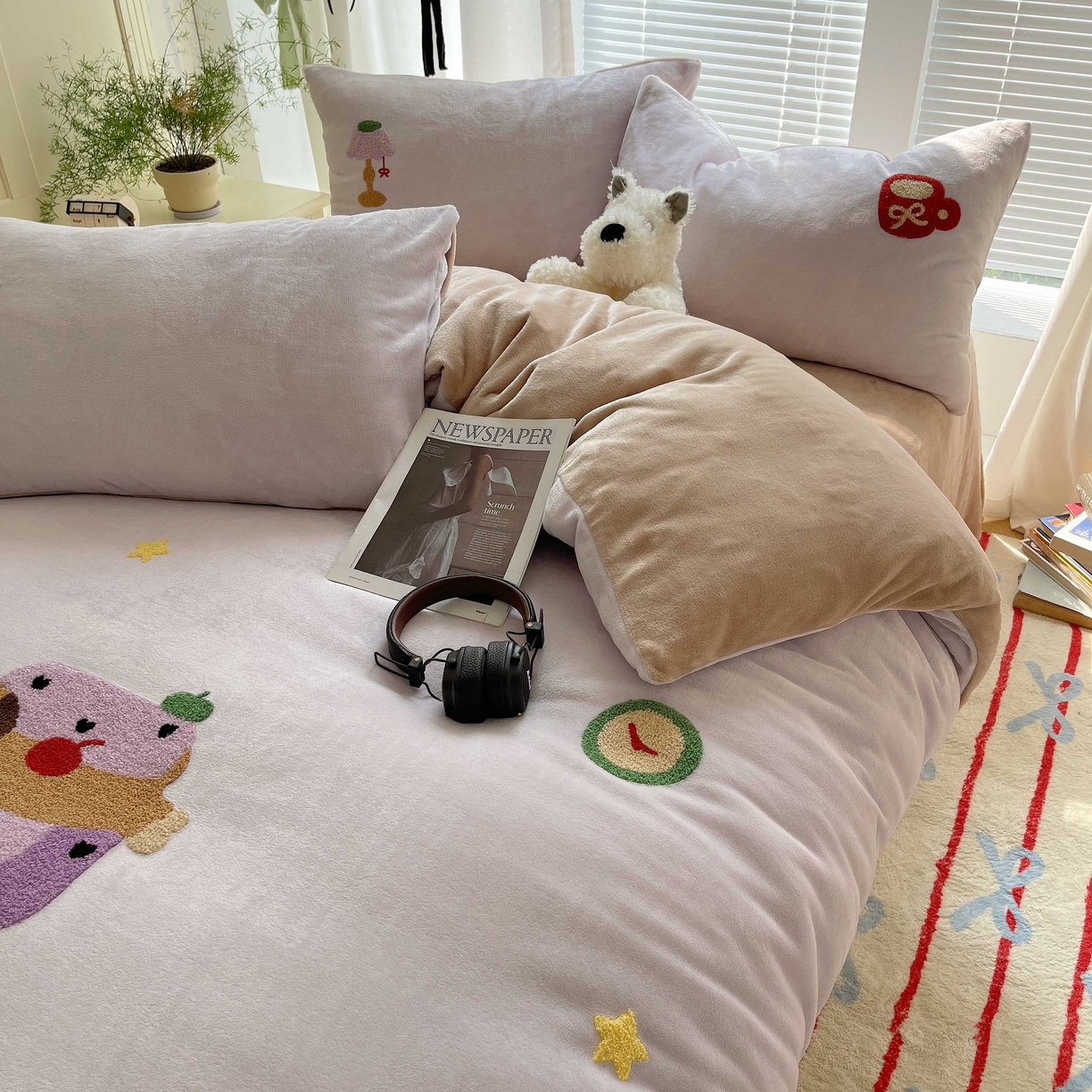 91家纺网 家纺一手货源 找家纺 顾里家纺 2025秋冬新款童趣毛巾绣印花牛奶绒四件套 台灯腊肠狗