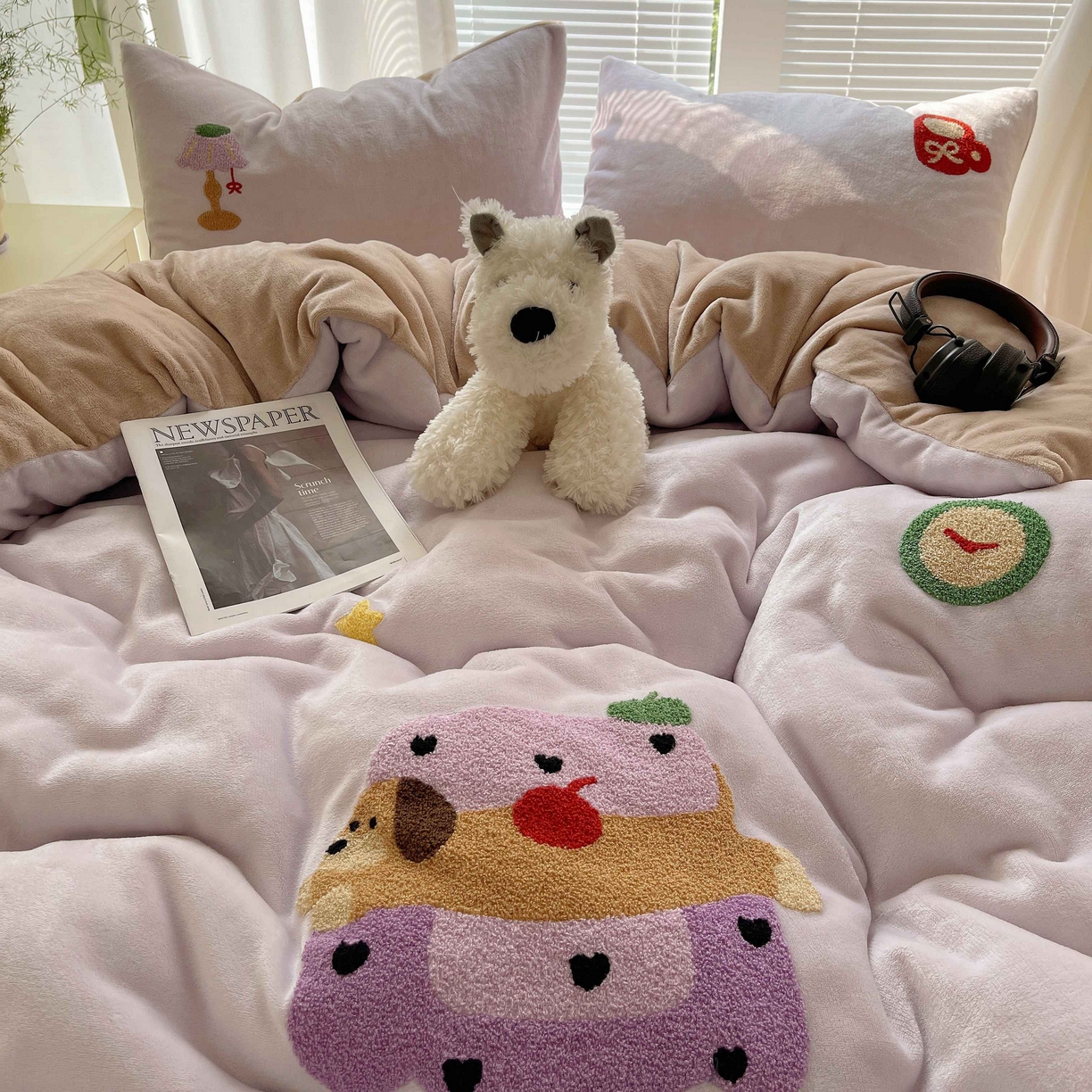 91家纺网 家纺一手货源 找家纺 顾里家纺 2025秋冬新款童趣毛巾绣印花牛奶绒四件套 台灯腊肠狗