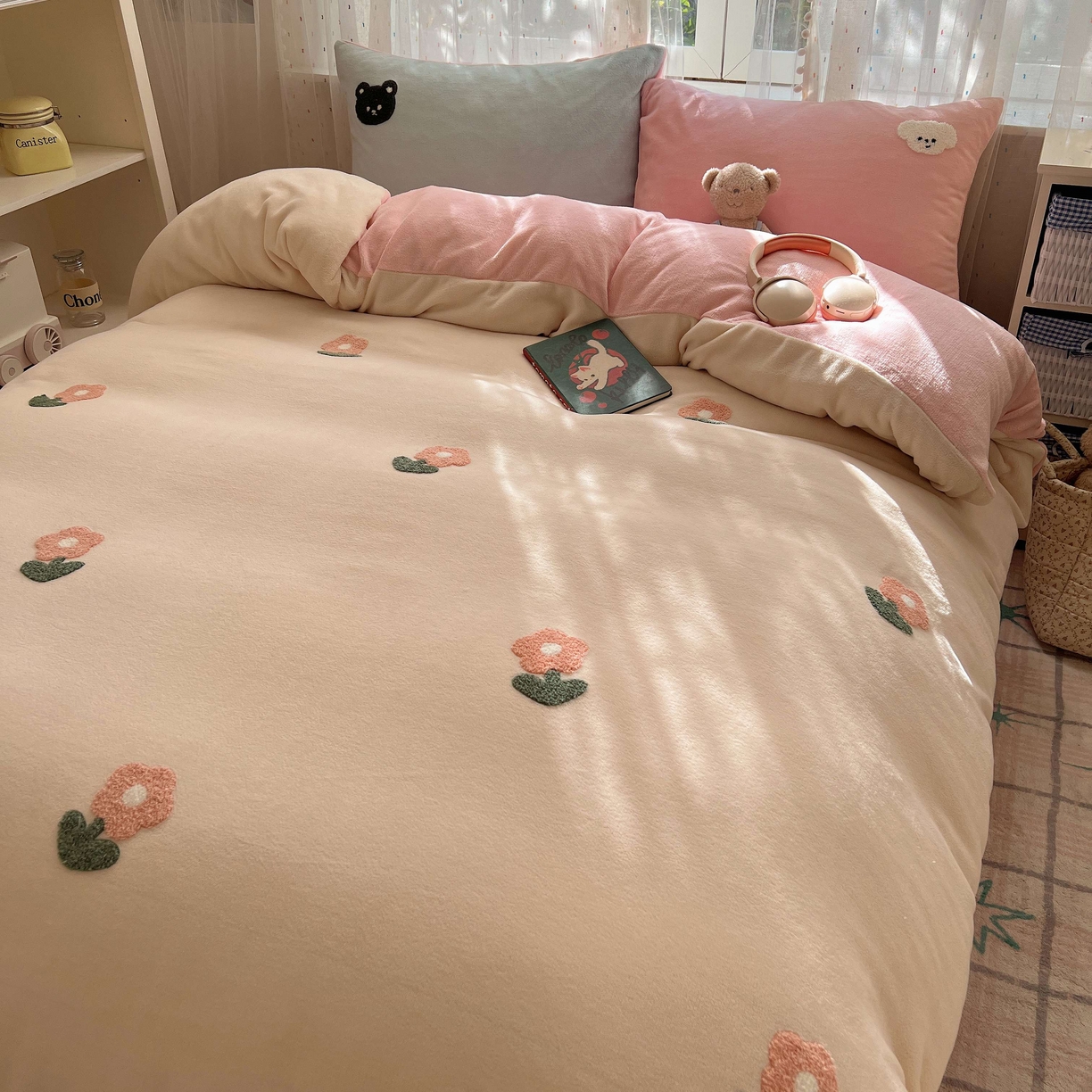 91家纺网 家纺一手货源 找家纺 顾里家纺 2025秋冬新款童趣毛巾绣印花牛奶绒四件套 甜美花花