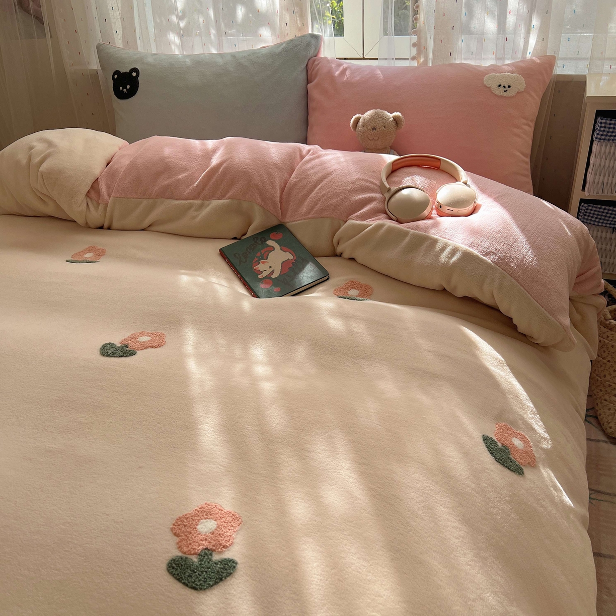 91家纺网 家纺一手货源 找家纺 顾里家纺 2025秋冬新款童趣毛巾绣印花牛奶绒四件套 甜美花花