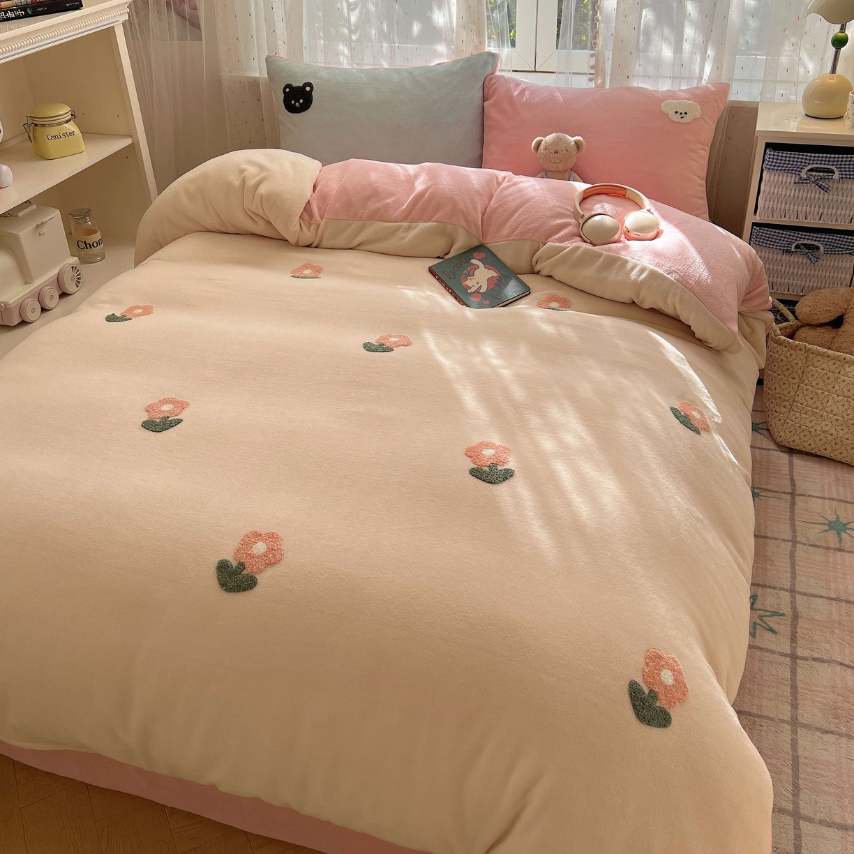 91家纺网 家纺一手货源 找家纺 顾里家纺 2025秋冬新款童趣毛巾绣印花牛奶绒四件套 甜美花花