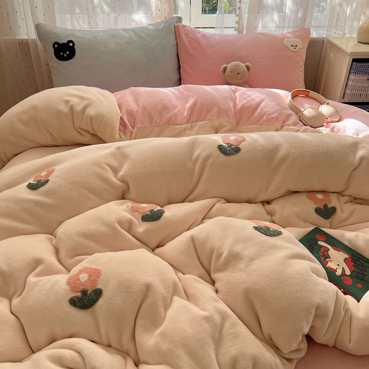 91家纺网 家纺一手货源 找家纺 顾里家纺 2025秋冬新款童趣毛巾绣印花牛奶绒四件套 甜美花花