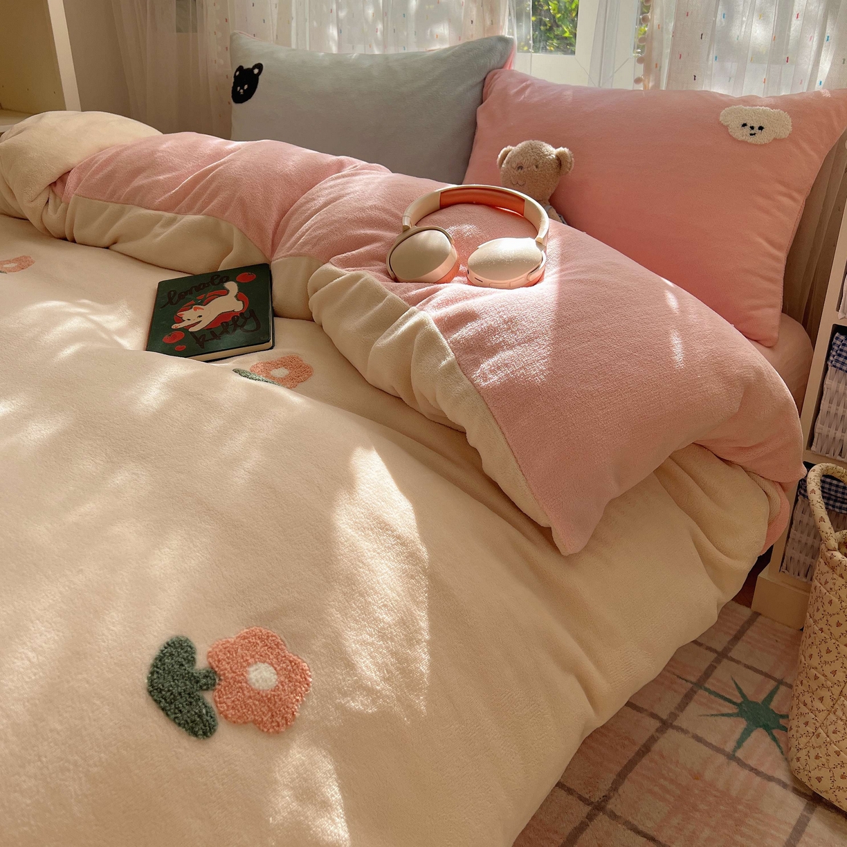 91家纺网 家纺一手货源 找家纺 顾里家纺 2025秋冬新款童趣毛巾绣印花牛奶绒四件套 甜美花花