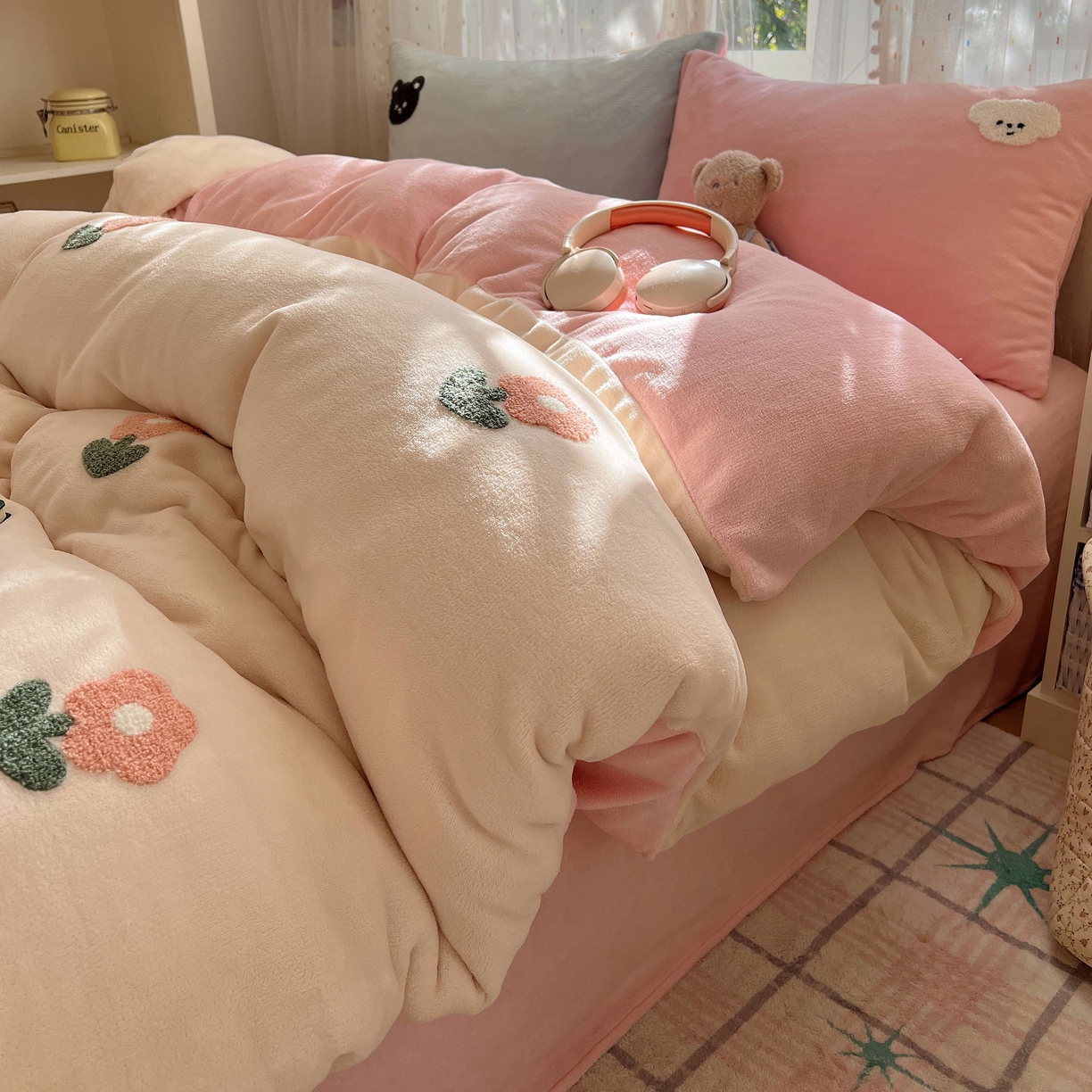 91家纺网 家纺一手货源 找家纺 顾里家纺 2025秋冬新款童趣毛巾绣印花牛奶绒四件套 甜美花花