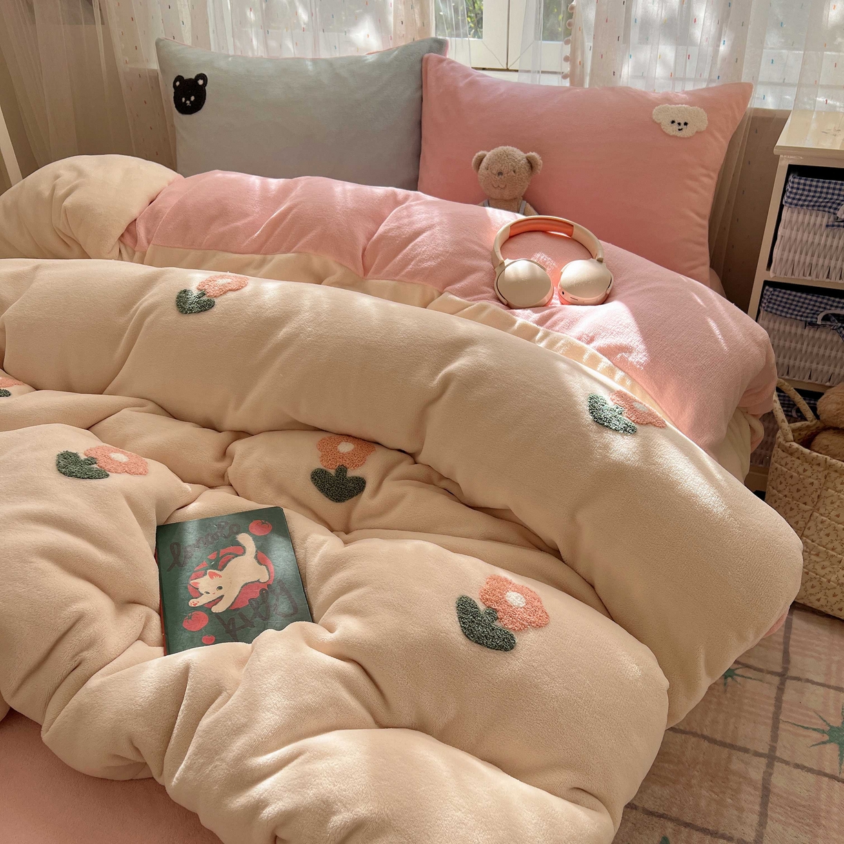 91家纺网 家纺一手货源 找家纺 顾里家纺 2025秋冬新款童趣毛巾绣印花牛奶绒四件套 甜美花花