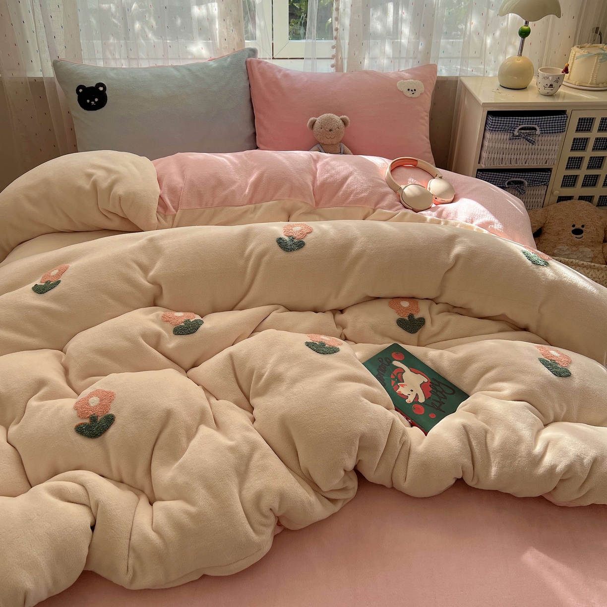 91家纺网 家纺一手货源 找家纺 顾里家纺 2025秋冬新款童趣毛巾绣印花牛奶绒四件套 甜美花花