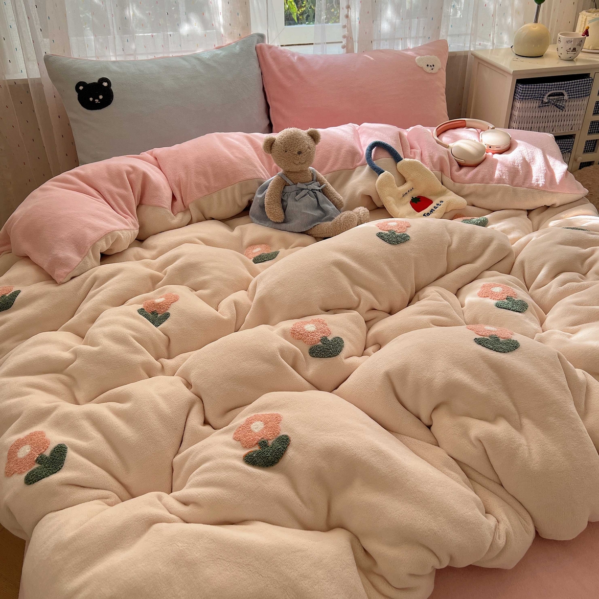 91家纺网 家纺一手货源 找家纺 顾里家纺 2025秋冬新款童趣毛巾绣印花牛奶绒四件套 甜美花花