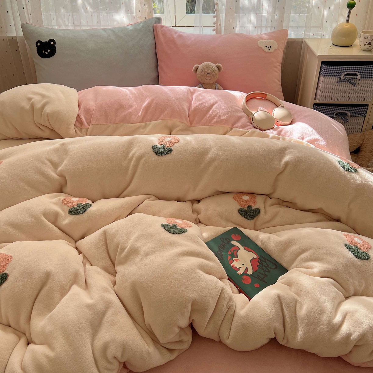 91家纺网 家纺一手货源 找家纺 顾里家纺 2025秋冬新款童趣毛巾绣印花牛奶绒四件套 甜美花花