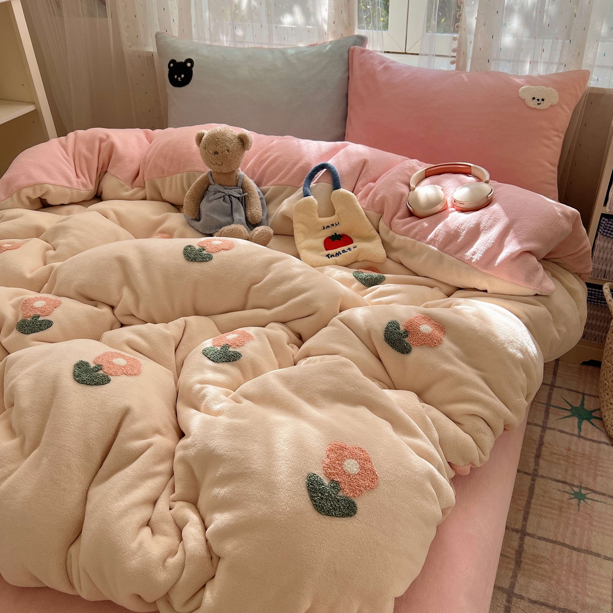 91家纺网 家纺一手货源 找家纺 顾里家纺 2025秋冬新款童趣毛巾绣印花牛奶绒四件套 甜美花花