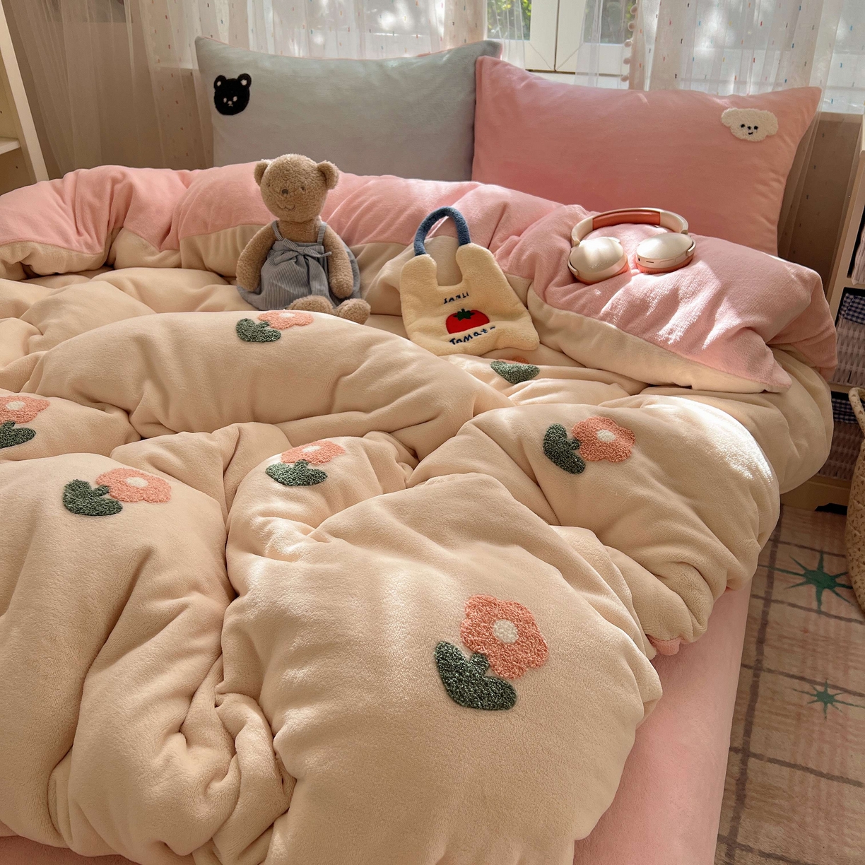 91家纺网 家纺一手货源 找家纺 顾里家纺 2025秋冬新款童趣毛巾绣印花牛奶绒四件套 甜美花花