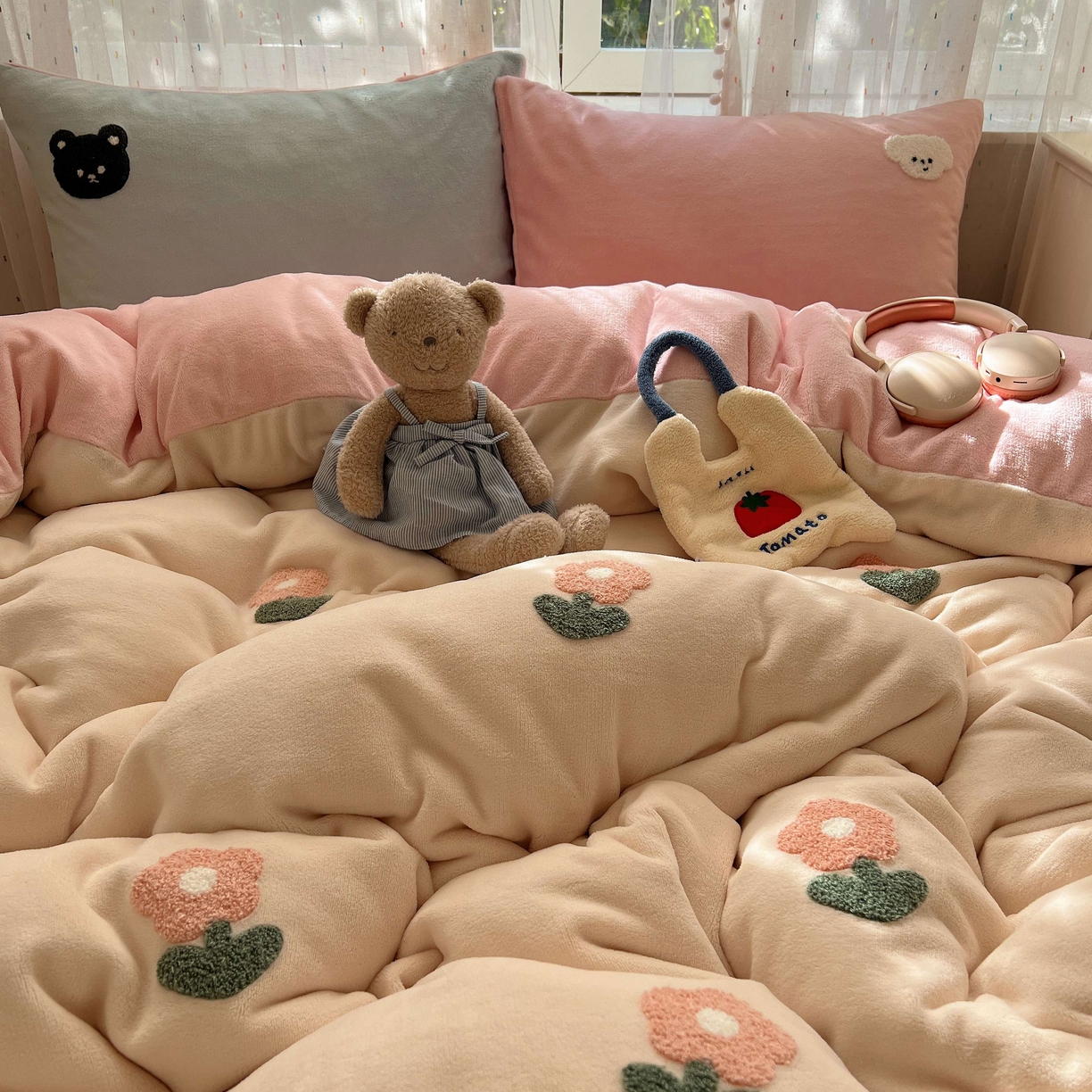 91家纺网 家纺一手货源 找家纺 顾里家纺 2025秋冬新款童趣毛巾绣印花牛奶绒四件套 甜美花花