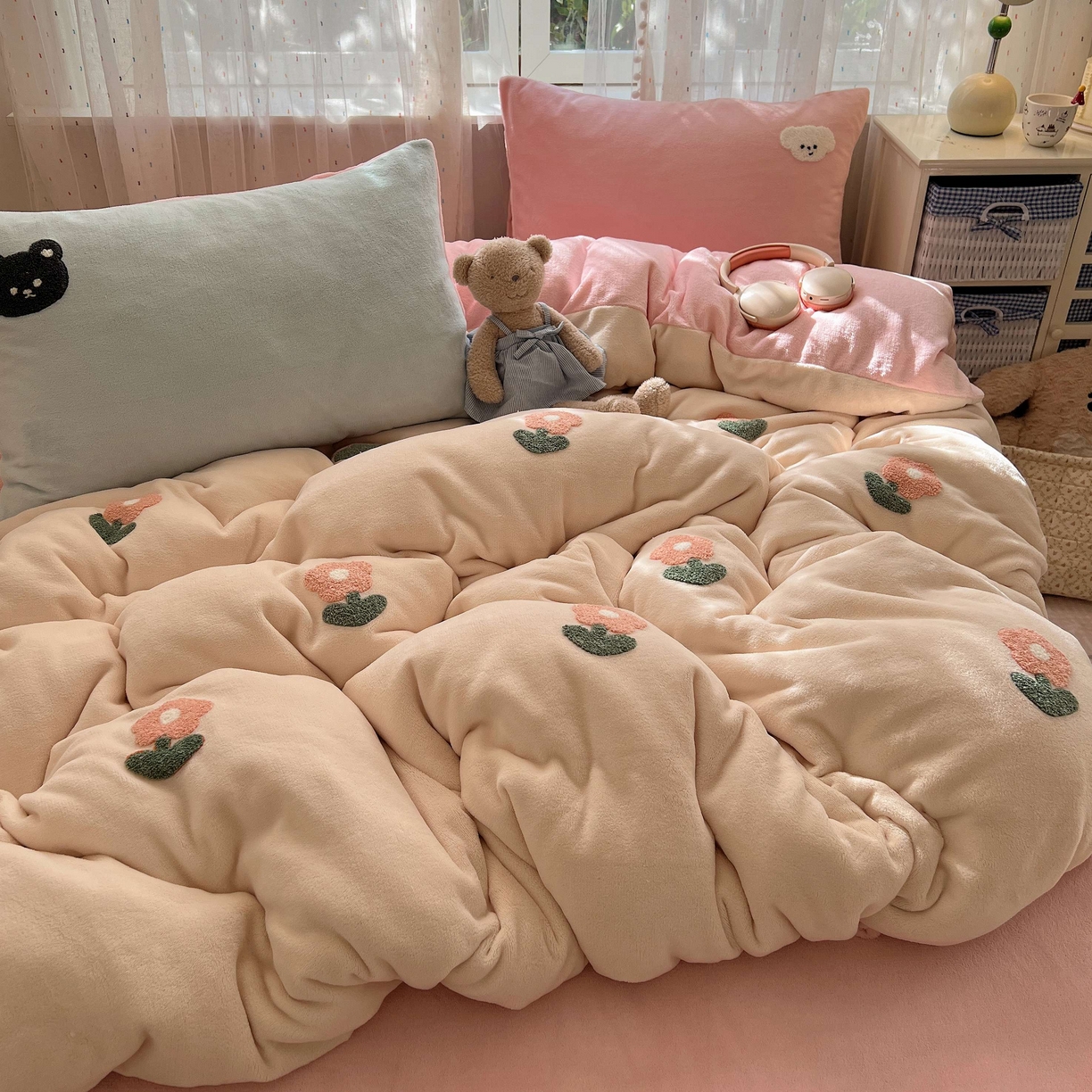 91家纺网 家纺一手货源 找家纺 顾里家纺 2025秋冬新款童趣毛巾绣印花牛奶绒四件套 甜美花花