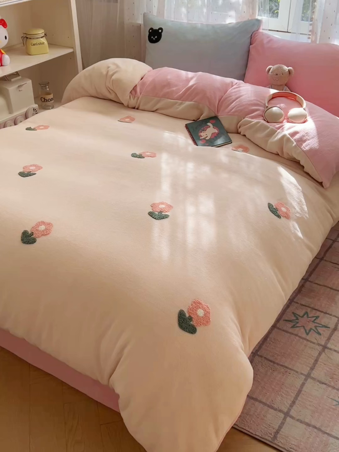 91家纺网 家纺一手货源 找家纺 顾里家纺 2025秋冬新款童趣毛巾绣印花牛奶绒四件套 甜美花花