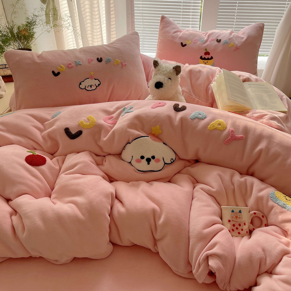顾里家纺 2025秋冬新款童趣毛巾绣印花牛奶绒四件套 甜品狗狗