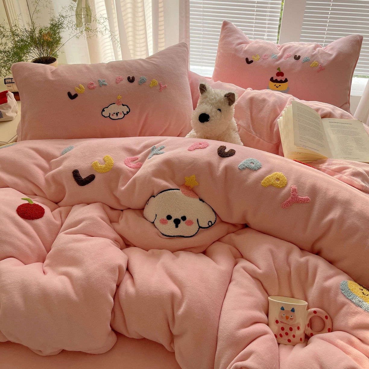 91家纺网 家纺一手货源 找家纺 顾里家纺 2025秋冬新款童趣毛巾绣印花牛奶绒四件套 甜品狗狗