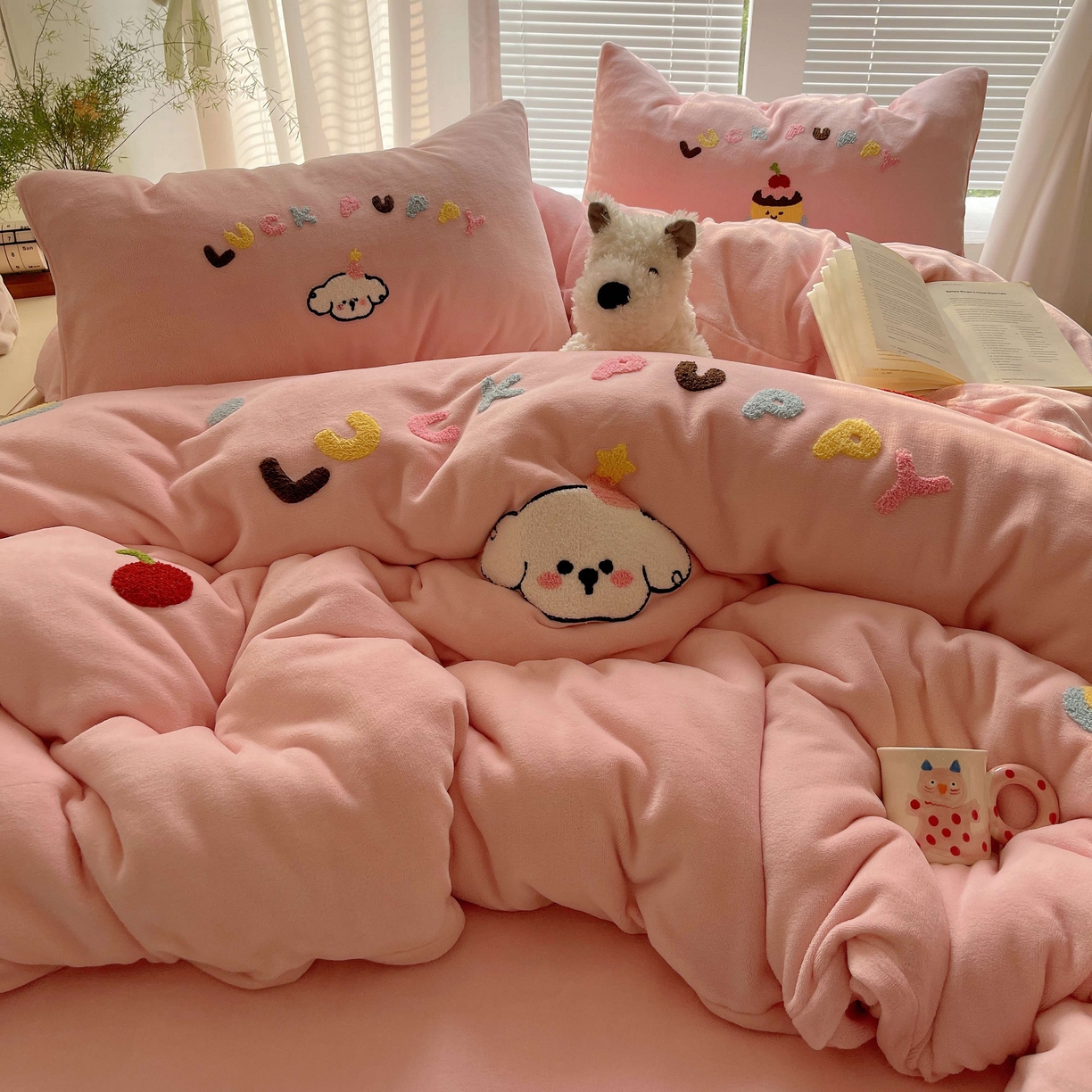 91家纺网 家纺一手货源 找家纺 顾里家纺 2025秋冬新款童趣毛巾绣印花牛奶绒四件套 甜品狗狗