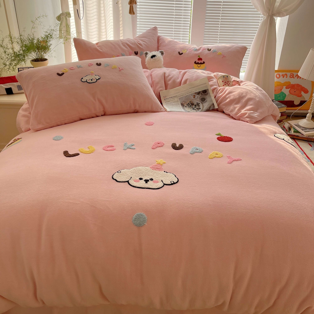 91家纺网 家纺一手货源 找家纺 顾里家纺 2025秋冬新款童趣毛巾绣印花牛奶绒四件套 甜品狗狗