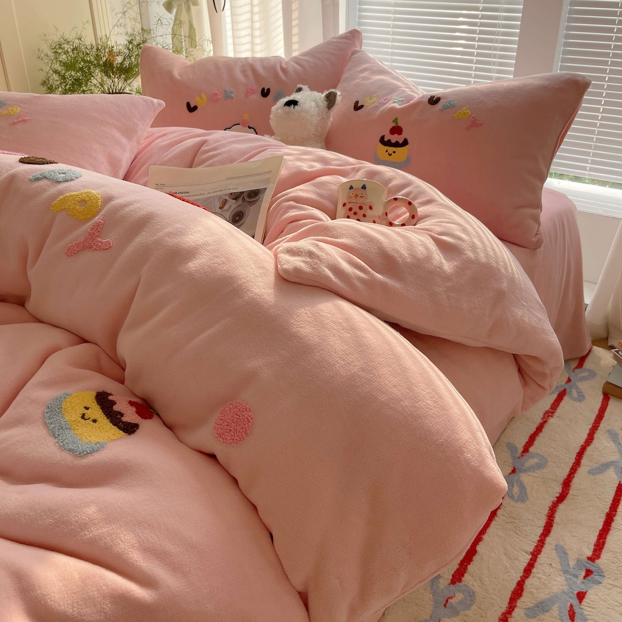 91家纺网 家纺一手货源 找家纺 顾里家纺 2025秋冬新款童趣毛巾绣印花牛奶绒四件套 甜品狗狗