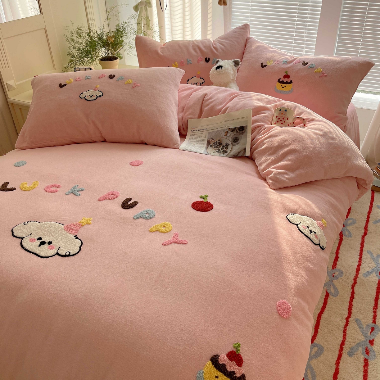 91家纺网 家纺一手货源 找家纺 顾里家纺 2025秋冬新款童趣毛巾绣印花牛奶绒四件套 甜品狗狗