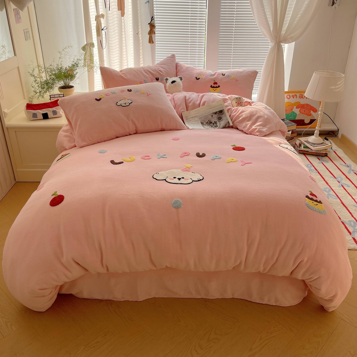 91家纺网 家纺一手货源 找家纺 顾里家纺 2025秋冬新款童趣毛巾绣印花牛奶绒四件套 甜品狗狗