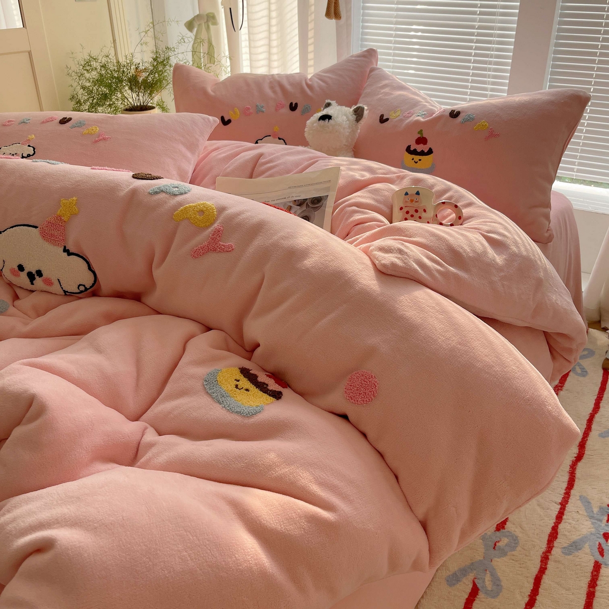 91家纺网 家纺一手货源 找家纺 顾里家纺 2025秋冬新款童趣毛巾绣印花牛奶绒四件套 甜品狗狗