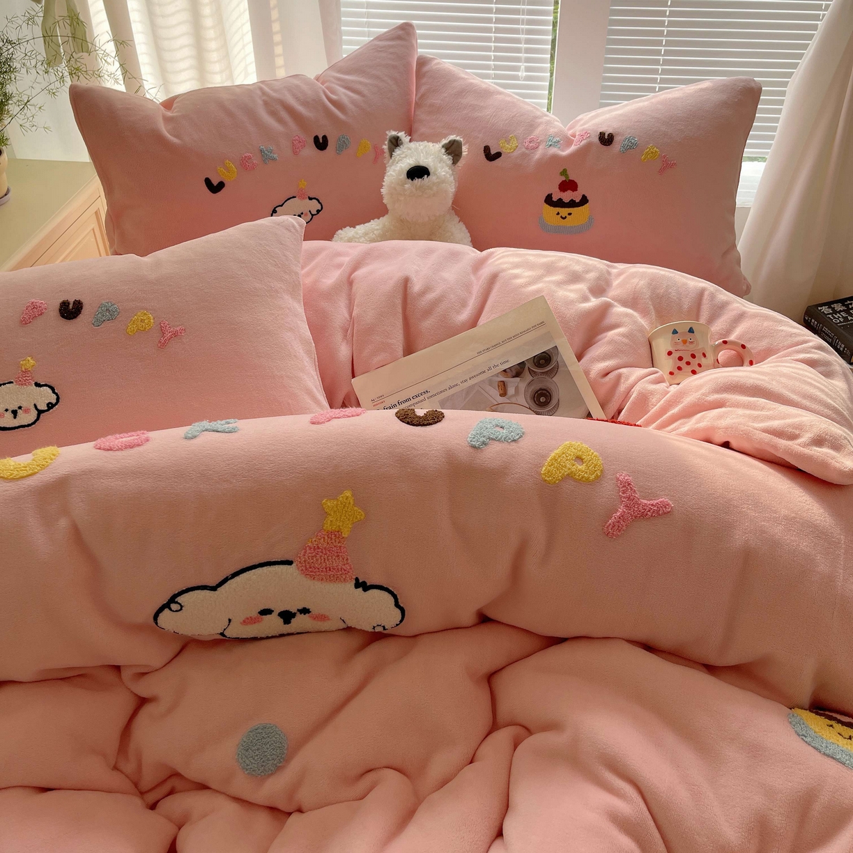 91家纺网 家纺一手货源 找家纺 顾里家纺 2025秋冬新款童趣毛巾绣印花牛奶绒四件套 甜品狗狗