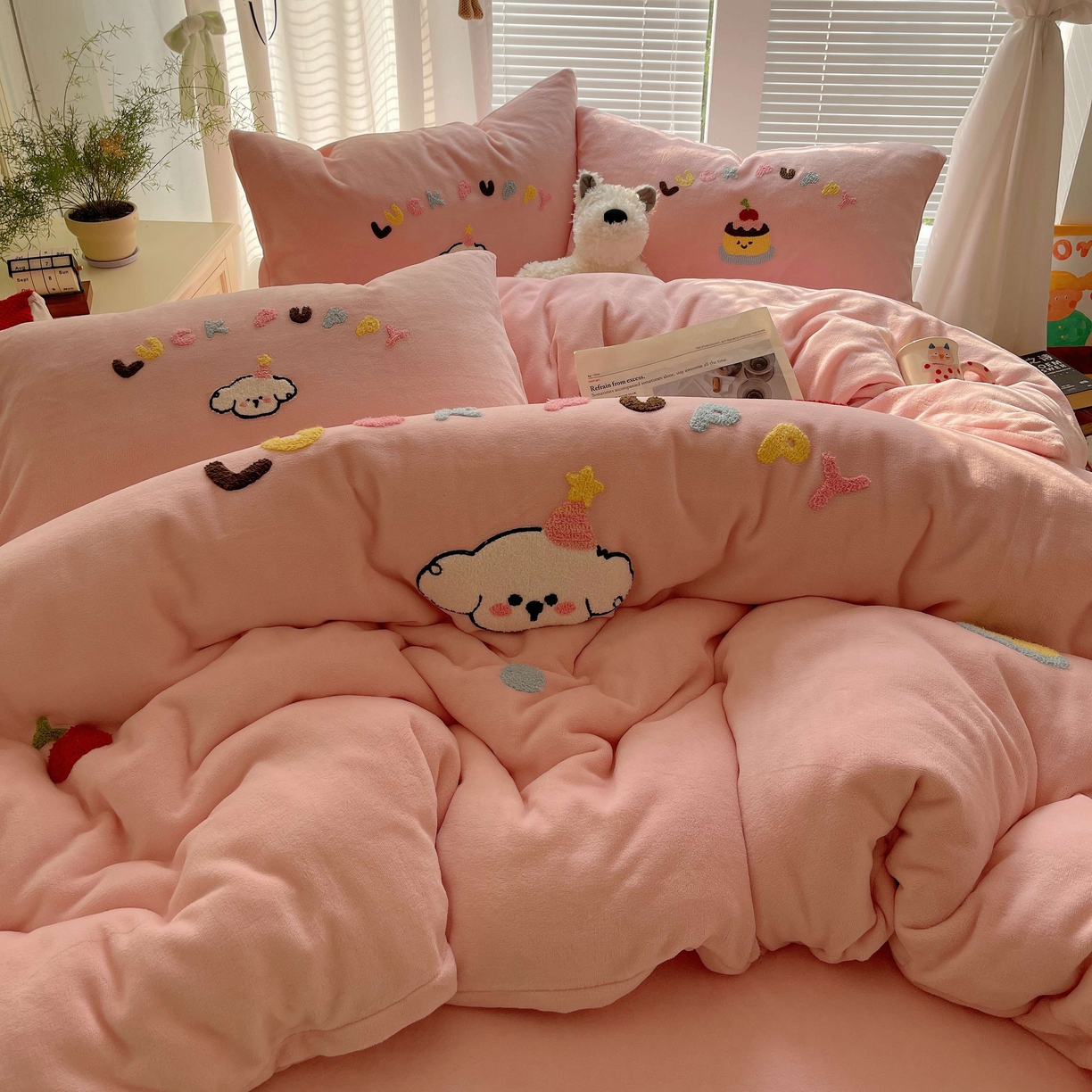 91家纺网 家纺一手货源 找家纺 顾里家纺 2025秋冬新款童趣毛巾绣印花牛奶绒四件套 甜品狗狗