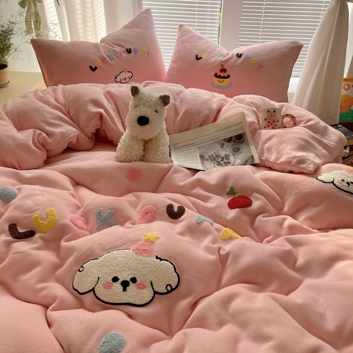 91家纺网 家纺一手货源 找家纺 顾里家纺 2025秋冬新款童趣毛巾绣印花牛奶绒四件套 甜品狗狗