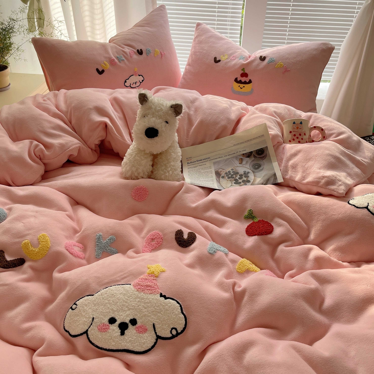 91家纺网 家纺一手货源 找家纺 顾里家纺 2025秋冬新款童趣毛巾绣印花牛奶绒四件套 甜品狗狗