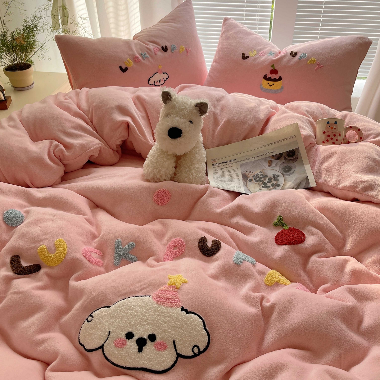 91家纺网 家纺一手货源 找家纺 顾里家纺 2025秋冬新款童趣毛巾绣印花牛奶绒四件套 甜品狗狗