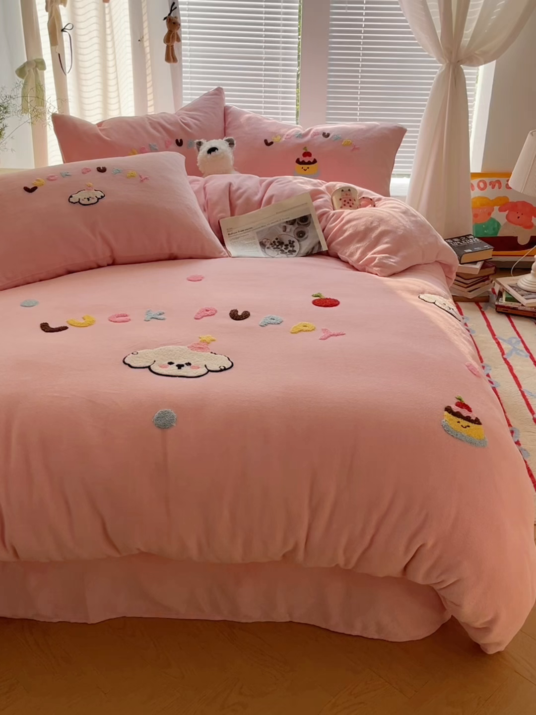 91家纺网 家纺一手货源 找家纺 顾里家纺 2025秋冬新款童趣毛巾绣印花牛奶绒四件套 甜品狗狗