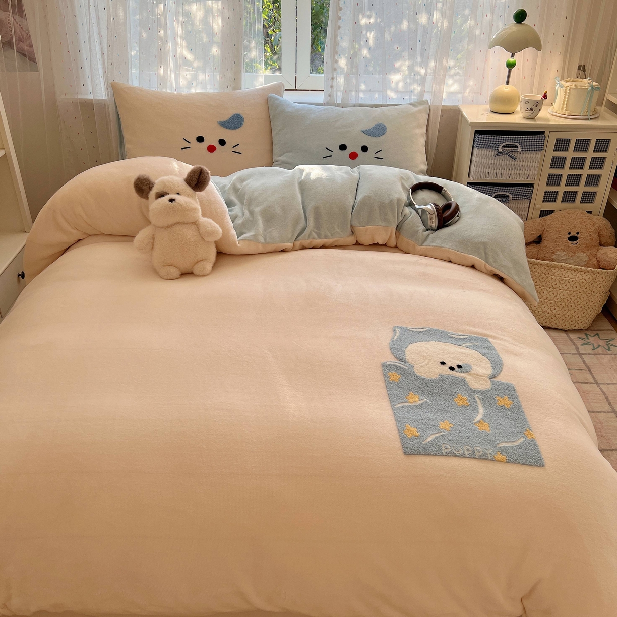 91家纺网 家纺一手货源 找家纺 顾里家纺 2025秋冬新款童趣毛巾绣印花牛奶绒四件套 晚安小狗