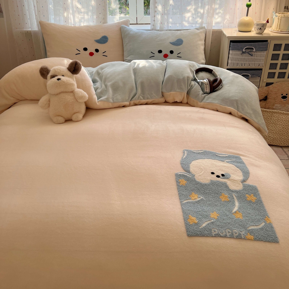 91家纺网 家纺一手货源 找家纺 顾里家纺 2025秋冬新款童趣毛巾绣印花牛奶绒四件套 晚安小狗