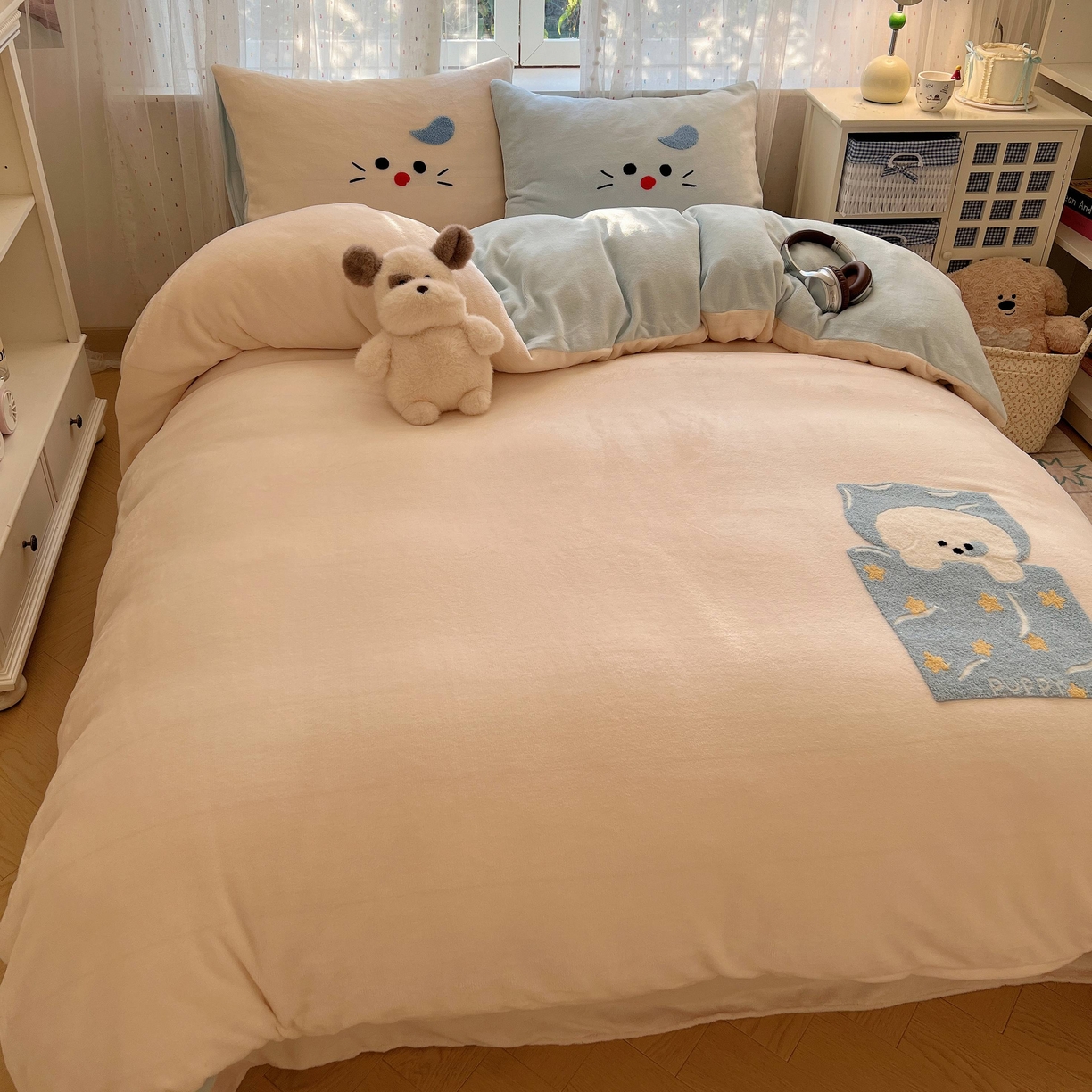 91家纺网 家纺一手货源 找家纺 顾里家纺 2025秋冬新款童趣毛巾绣印花牛奶绒四件套 晚安小狗