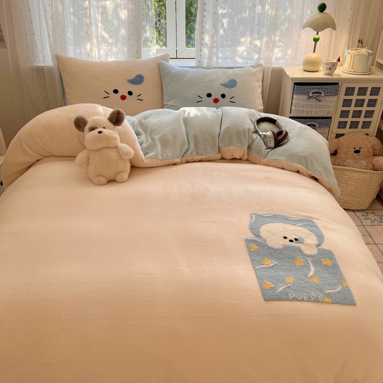 91家纺网 家纺一手货源 找家纺 顾里家纺 2025秋冬新款童趣毛巾绣印花牛奶绒四件套 晚安小狗