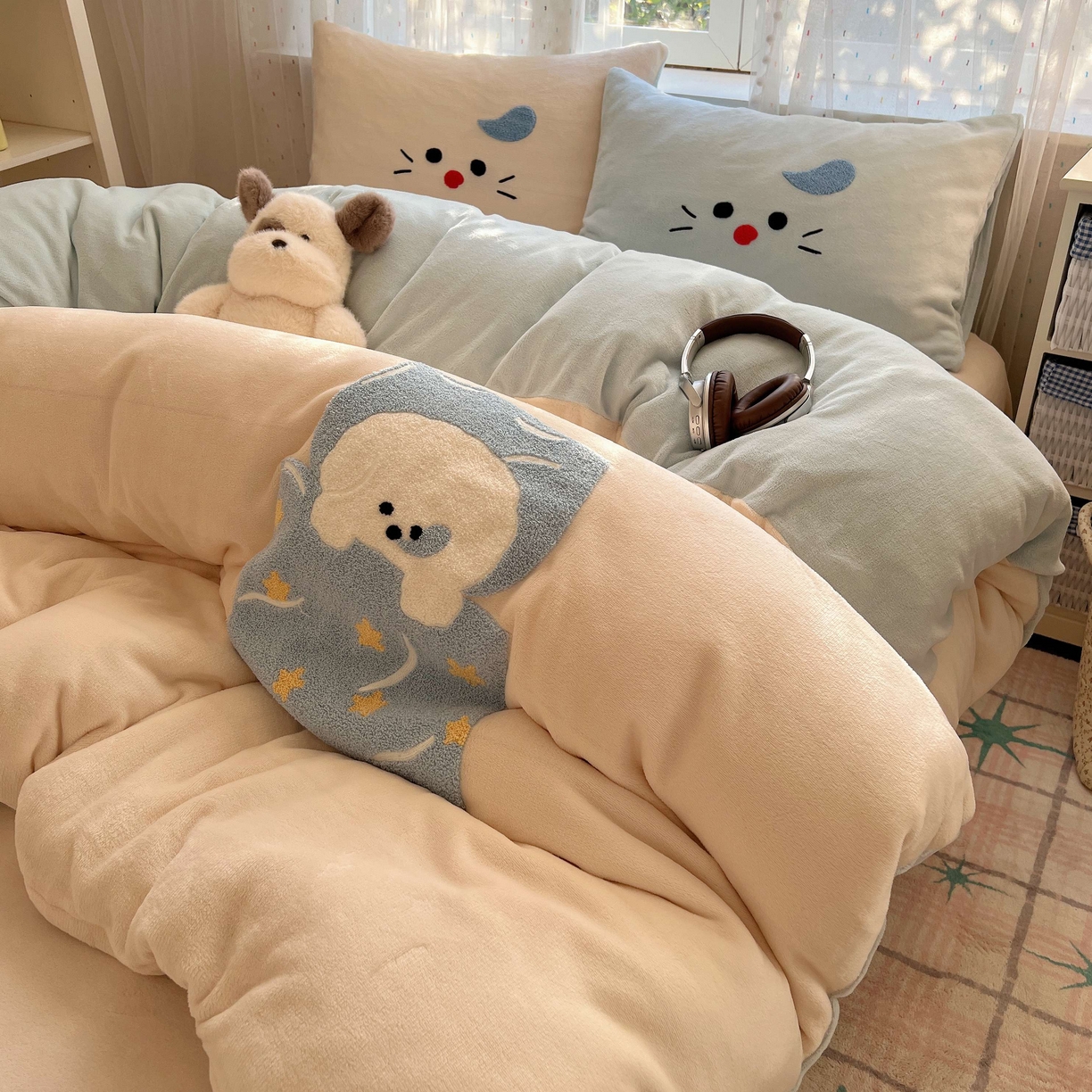 91家纺网 家纺一手货源 找家纺 顾里家纺 2025秋冬新款童趣毛巾绣印花牛奶绒四件套 晚安小狗