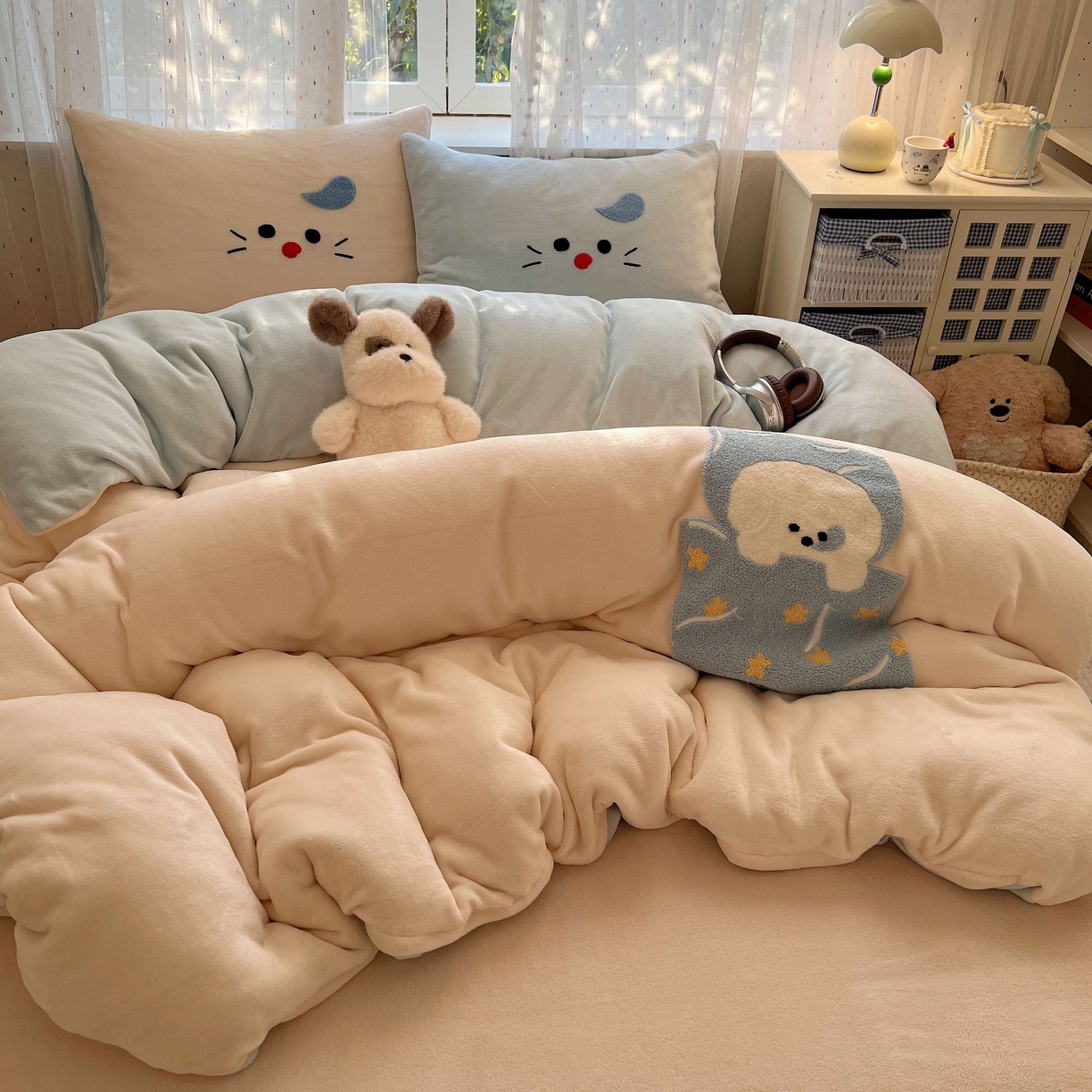 91家纺网 家纺一手货源 找家纺 顾里家纺 2025秋冬新款童趣毛巾绣印花牛奶绒四件套 晚安小狗