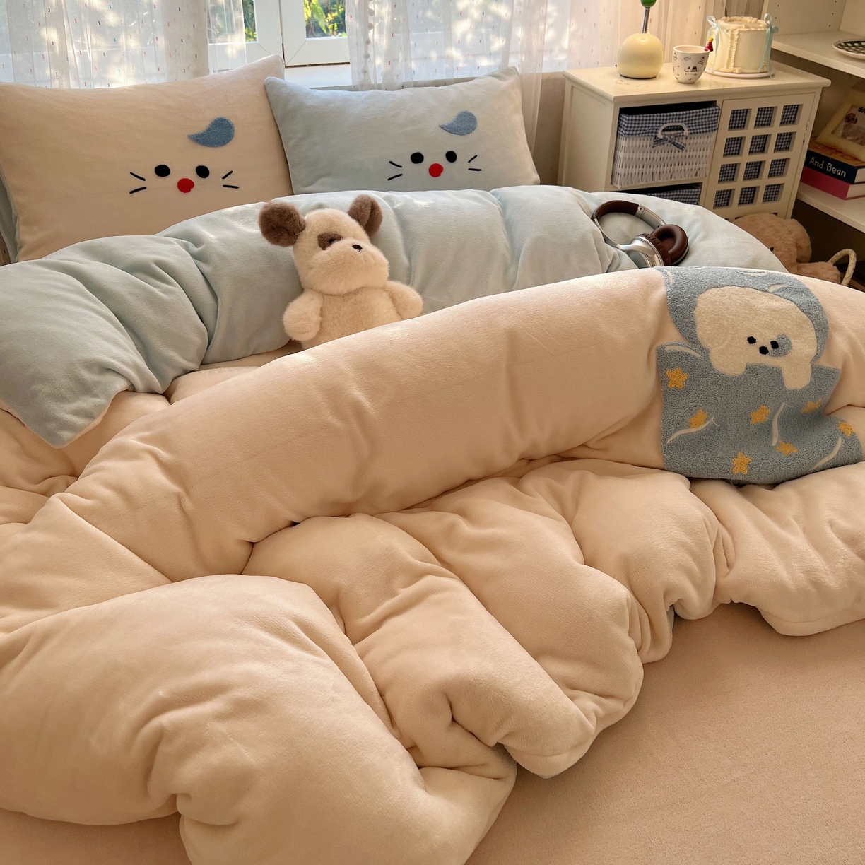 91家纺网 家纺一手货源 找家纺 顾里家纺 2025秋冬新款童趣毛巾绣印花牛奶绒四件套 晚安小狗