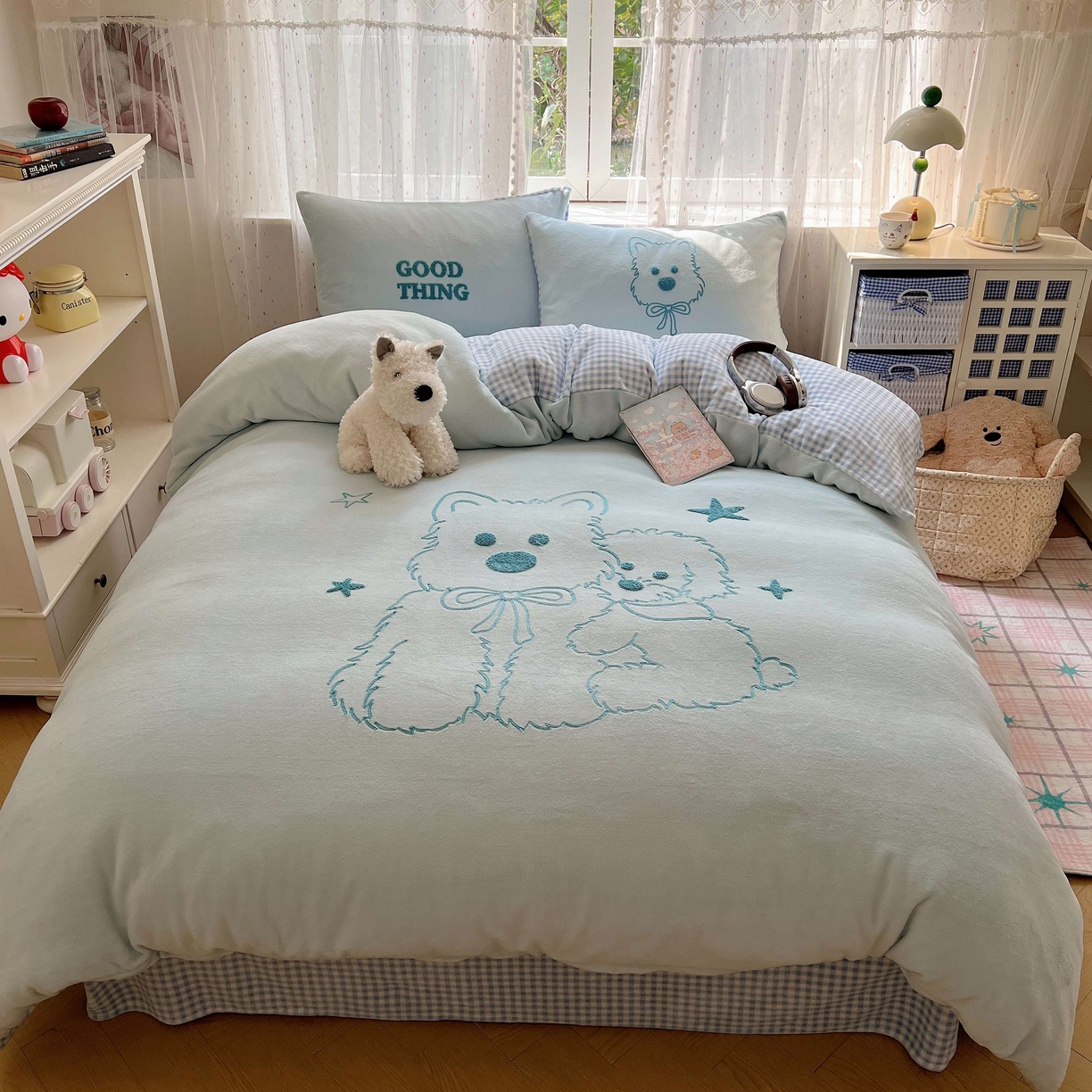 91家纺网 家纺一手货源 找家纺 顾里家纺 2025秋冬新款童趣毛巾绣印花牛奶绒四件套 线条西高地