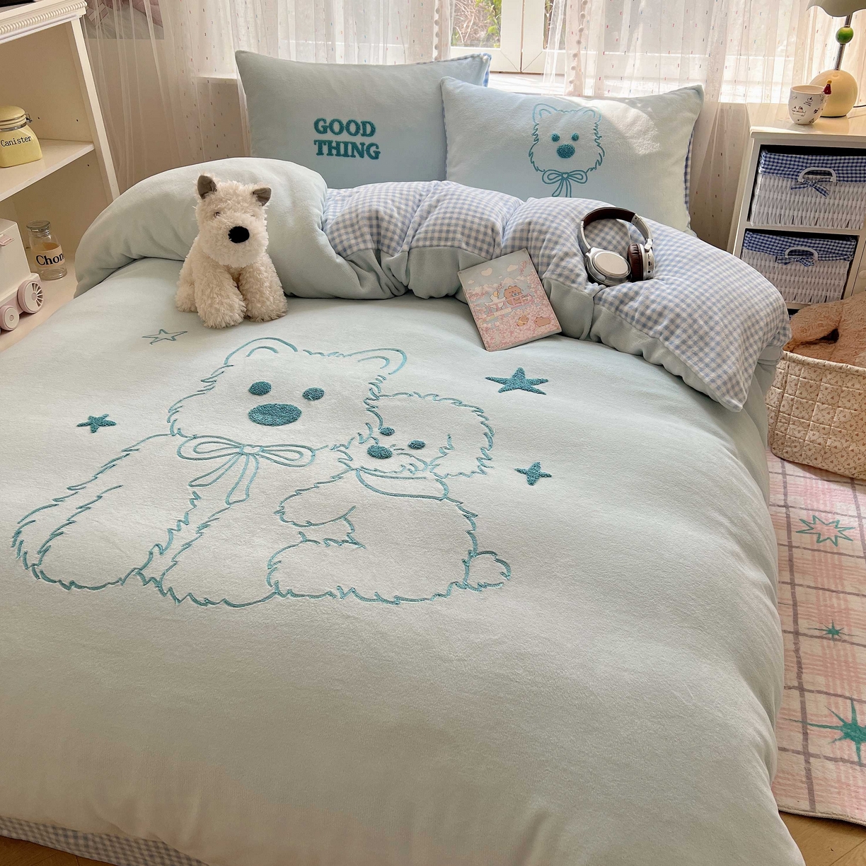 91家纺网 家纺一手货源 找家纺 顾里家纺 2025秋冬新款童趣毛巾绣印花牛奶绒四件套 线条西高地